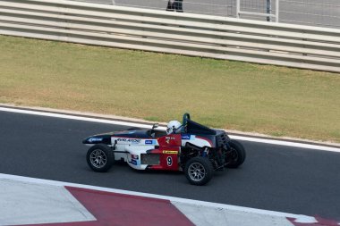 25-05-2019, Buddh International Circuit, Great Noida, Uttar Pradesh, Formula 1, tek koltuklu, açık kokpitli, açık tekerlekli, ön ve arka kanatları sağlam bir yarış arabası ve sürücü koltuğunun arkasına yerleştirilmiş bir motor.. 