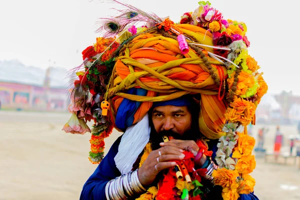 20-01-2019, Allahabad, Haridwar, Nashik, ve Ujain, Kumbh Mela, Kumbha Mela Hinduizm 'de büyük bir hac ve festivaldir. Nehir kıyısındaki dört kutsal bölgede yaklaşık 12 yıllık bir döngü içinde kutlanır. Naga Baba Lütuf, Sadhu, Baba