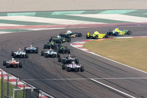 25-05-2019, Buddh International Circuit, Great Noida, Uttar Pradesh, Formula 1, tek koltuklu, açık kokpitli, açık tekerlekli, ön ve arka kanatları sağlam bir yarış arabası ve sürücü koltuğunun arkasına yerleştirilmiş bir motor.. 