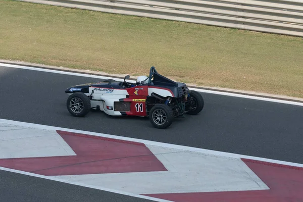 25-05-2019, Buddh International Circuit, Great Noida, Uttar Pradesh, Formula 1, tek koltuklu, açık kokpitli, açık tekerlekli, ön ve arka kanatları sağlam bir yarış arabası ve sürücü koltuğunun arkasına yerleştirilmiş bir motor.. 