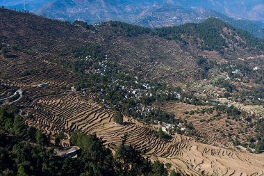 Güzel Günbatımı ve Muhteşem Ay beyaz gökyüzü ve turuncu arka planla yükseliyor.