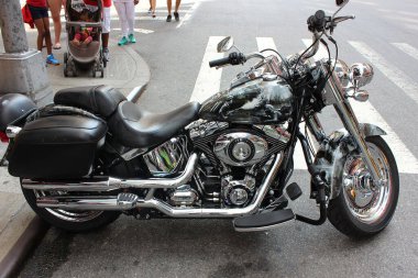 Motosiklet sokakta. Yaklaş.