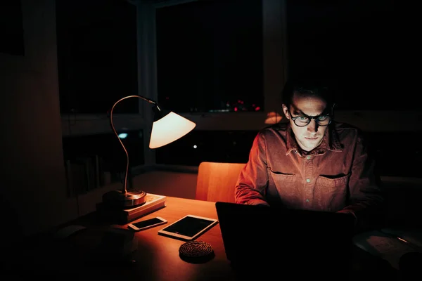 Kafkas erkek serbest çalışan, gece geç saatlere kadar çalışan, dizüstü bilgisayardaki e-postaları düzenleyen.