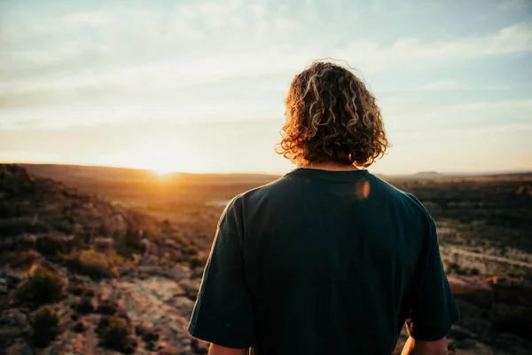 Caucasico maschio spirito libero che cammina attraverso la natura selvaggia abbracciando alba — Foto Stock