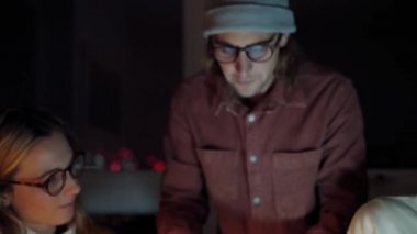 Gece geç saatlere kadar çalışan Kafkas arkadaş grubunu kapatın. 