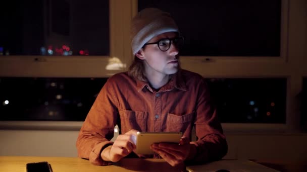 Caucásico macho lanza libre trabajador trabajando hasta tarde en la noche desplazamiento en la tableta digital — Vídeo de stock