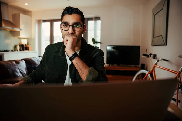 Mieszany przedsiębiorca wyścigowy pracujący na laptopie siedzącym przy biurku w wygodnym biurze podczas kwarantanny — Zdjęcie stockowe