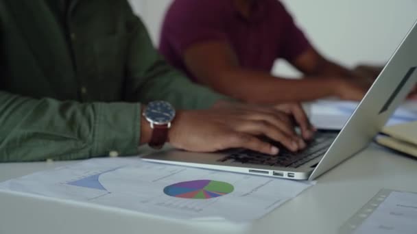 Manlig revisor kontrollera cirkeldiagram logga in siffror på kalkylbladet på laptop sitter i konferensrummet — Stockvideo