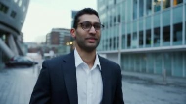 Uzun bir iş gününden eve dönen melez bir işadamı. 