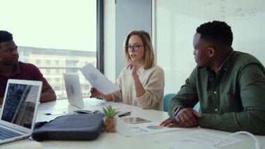 Çeşitli işçiler, sabah ofiste yapılan toplantı sırasında masanın etrafında toplanıp işbirliği projesini tartıştılar. 