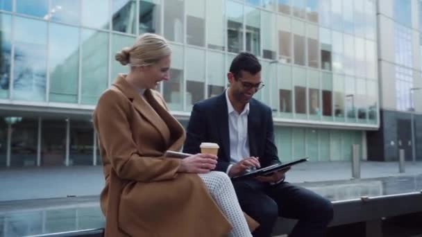 Gemengde race zakenman en cacauzische vrouw zitten op het dak bar drinken van koffie en onderzoek op digitale tablet — Stockvideo