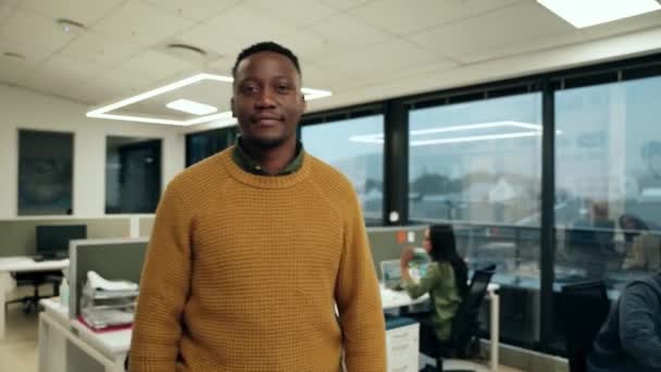 非洲裔美国商人身穿异装异服站在一旁 — 图库视频影像