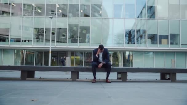 Расстроенный бизнесмен смешанной расы сидит после того, как его сократили с кавказкой деловая женщина пьет кофе — стоковое видео