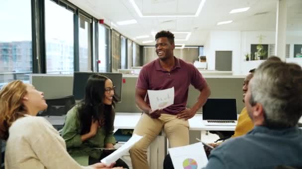 Diverse collega 's werken samen om ideeën te brainstormen bij het lezen van documenten in de bestuurskamer — Stockvideo