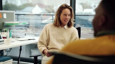 Kafkasyalı iş kadını, iş arkadaşları arasında sohbet ediyor. Yönetim kurulunda oturmuş, beyin fırtınası yapıyor. 