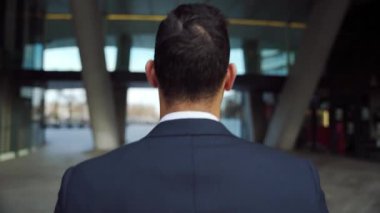 Zeki melez işadamı işe giderken ofis bloklarında yürüyor. 