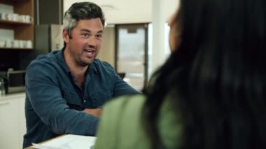 Beyaz iş adamı, etnik kadın meslektaşıyla sohbet ediyor. Yeni proje için fikir alışverişinde bulunuyor.