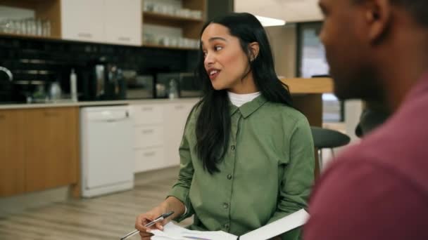 Blandet race kvindelige business kvinde chatter forskelligartede team af kolleger sidder i kontor lounge – Stock-video