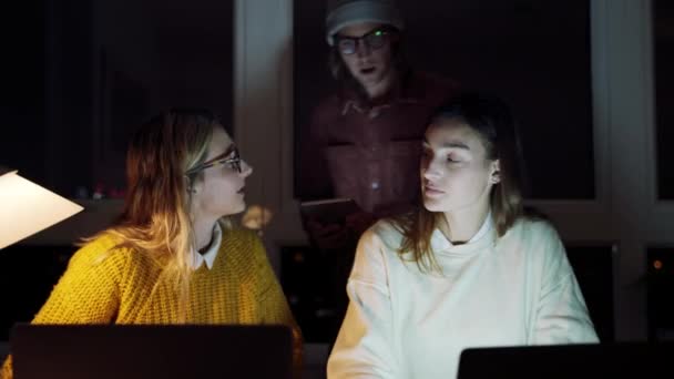 Grupo caucasiano de amigos trabalhando juntos em projeto de colaboração trabalhando até tarde da noite — Vídeo de Stock