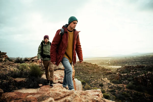 Kafkas arkadaş grubu dağın tepesinde yürüyüş yapıyor açık havanın tadını çıkarıyorlar. 
