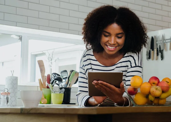 Bella ricetta di navigazione femminile su tablet digitale in cucina a casa — Foto Stock