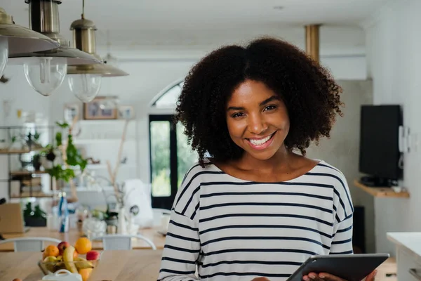 Bellissimo ritratto femminile multietnico in cucina a casa — Foto Stock