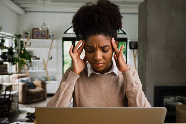 自宅で働く頭痛の種の若い女性は、ストレスと疲れを感じて — ストック写真