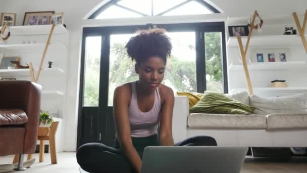 젊은 여성 이 집에서 온라인으로 일하는 것을 찾고 있다 — 비디오