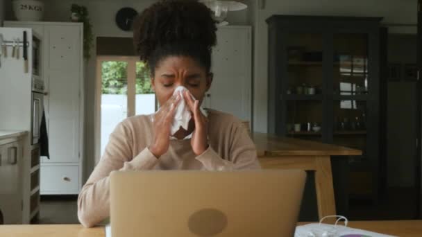 Młoda profesjonalna kobieta pracująca w domu z przeziębieniem lub grypą — Wideo stockowe