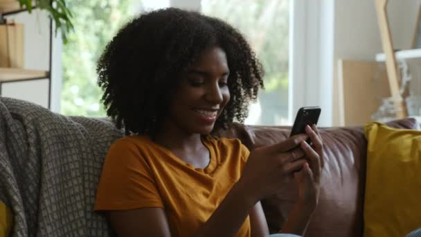 Video de la hermosa mujer navegando en el celular riendo en el mensaje de prueba en el teléfono inteligente — Vídeos de Stock