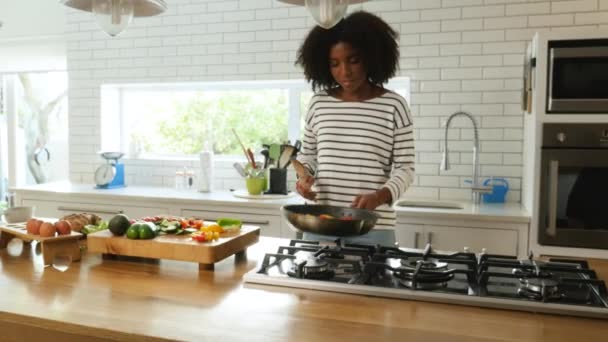 Mescolare e friggere verdure femminili etniche in preparazione per una cena sana con la famiglia. — Video Stock