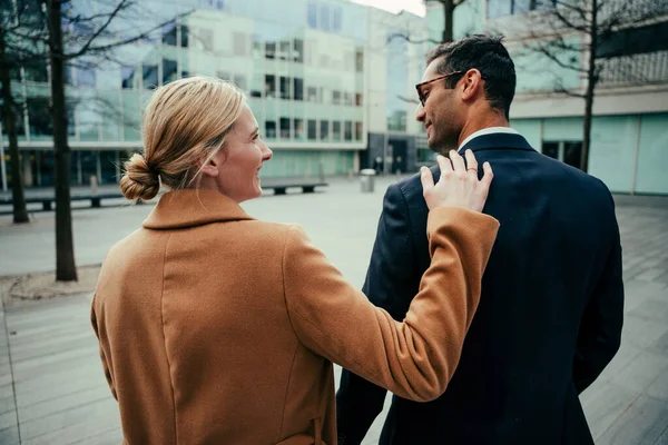 Uomo e donna d'affari caucasici che camminano felici di lavorare — Foto Stock