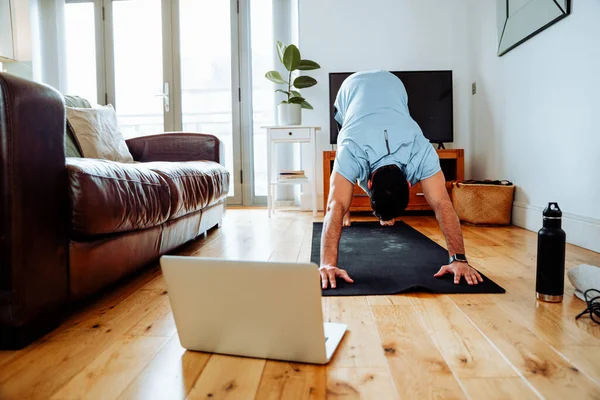 Gemengde race mannelijke stretching op lounge vloer oefenen voor het werk dag — Stockfoto
