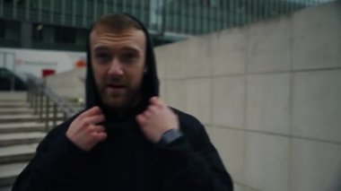 Kafkas erkek sporcu elleri kulaklıkla müzik dinliyor.