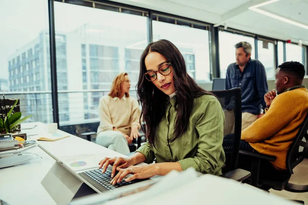 Misto corsa donna d'affari digitando sulla tastiera di ricerca disegni digitali per il nuovo progetto pubblicitario seduto in ufficio fantasia — Foto Stock