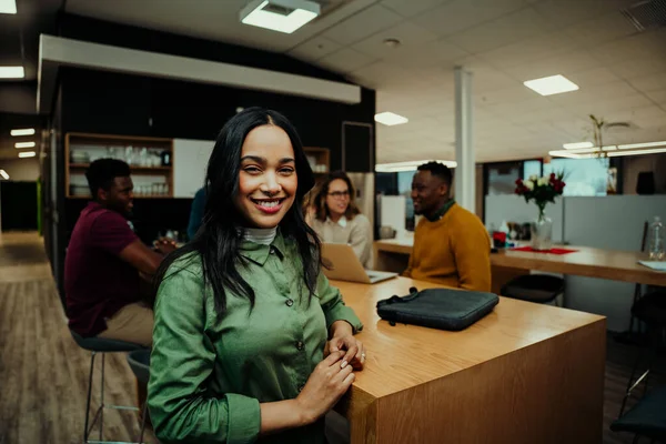 Ritratto di donna d'affari indiana sorridente in pausa pranzo mentre i colleghi si preparano per l'incontro con i partner — Foto Stock