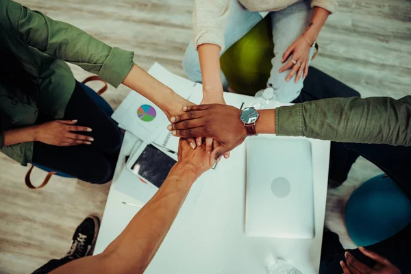 Compañeros de negocios apilando manos juntos creando unidad de equipo preparándose para la presentación al jefe y los gerentes — Foto de Stock