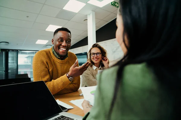 Empresario riendo de amigos durante la pausa del almuerzo antes de reunirse con los clientes — Foto de Stock