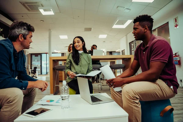 Diversi gruppi di partner commerciali discutono il lavoro prima della riunione di conferenza con i dirigenti di affari seduti nel salone dell'ufficio — Foto Stock