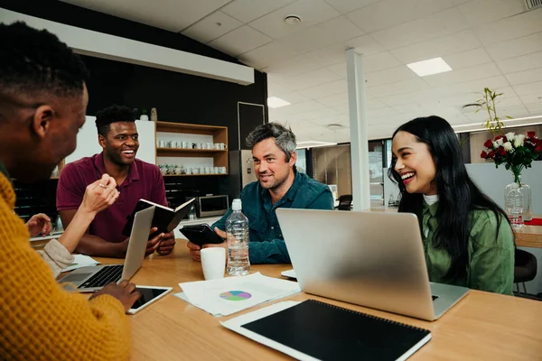 Il team aziendale si riunisce nel foyer del pranzo per discutere il nuovo progetto prima della riunione della conferenza in sala riunioni — Foto Stock