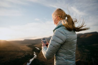 Akıllı telefonuyla yazı yazan genç güzel bir kız. Sosyal medyayı keşfediyor.