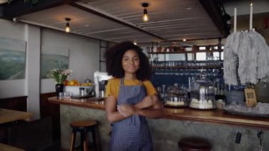 Enfes bir melez kafe sahibinin gülümsemesi şık bir kahve dükkanında karşıdan karşıya geçerken..