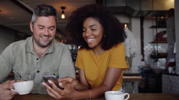 Linda pareja mirando fotos de vacaciones bebiendo café en el café funky — Vídeos de Stock