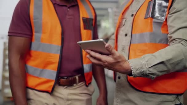 Großaufnahme von Geschäftsleuten, die auf digitalen Tablets in der Fabrik durch Lieferungen scrollen — Stockvideo