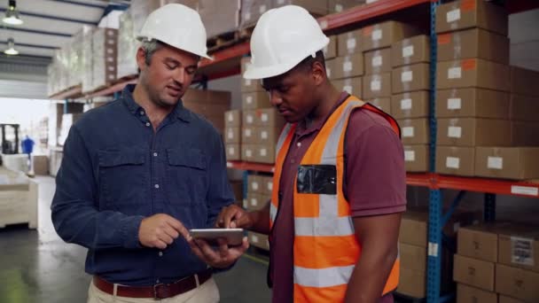 Bankier en fabrieksmanager controleren digitale tablet voor pakketten staan in de fabriek — Stockvideo