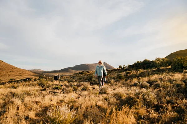 Free-spirited teen exploring through fields during sunset — Stock Photo, Image