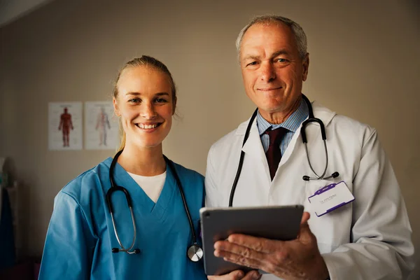 Portrait of Caucasian female and male doctor with digital tablet — Stockfoto