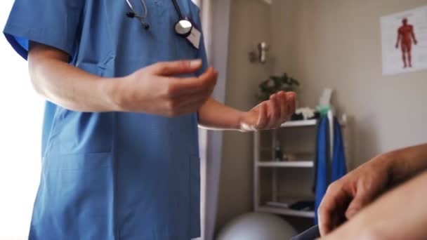 Enfermera apretando las manos del paciente mientras está parada en la clínica. — Vídeos de Stock
