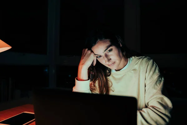 白人女性ビジネス女性疲れている上の傾き上の最初の仕事夜遅くに自宅のオフィスで読書電子メールでラップトップ — ストック写真