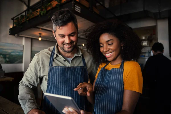 Cameriere e cameriera scorrimento su tablet scegliendo le opzioni di menu per il cliente in caffè alla moda — Foto Stock